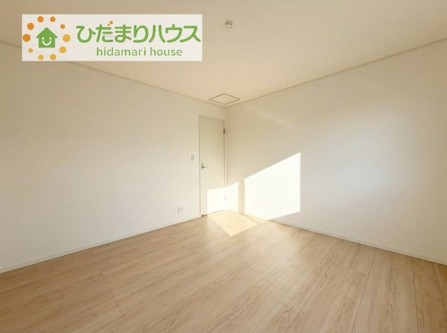 【寝室】 | 取手市宮和田第9　新築戸建　2号棟 | 広めの主寝室は、ベッドの他にもパソコンデスクやドレッサーなども置けちゃいます(*^-^*)
