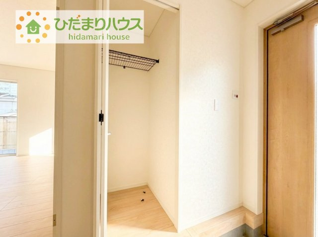 【収納】 | 取手市宮和田第9　新築戸建　2号棟 | 便利な玄関横の収納(^^)/