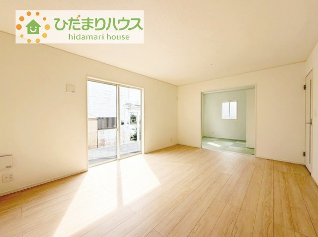 【居間・リビング】 | 取手市宮和田第9　新築戸建　2号棟 | リビングの大きな窓からは、暖かな日の光が降り注ぎます・・・
