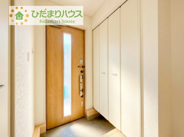 【玄関】 | 取手市宮和田第9　新築戸建　2号棟 | 毎日「行ってきます」「ただいま」をいう玄関は明るく光が差し込みます♪