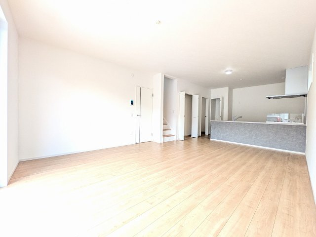 八王子市　楢原町　新築一戸建て　３期の居間・リビング|～18.6帖の明るいLDKで家族団欒の時間をお過ごしいただけます～