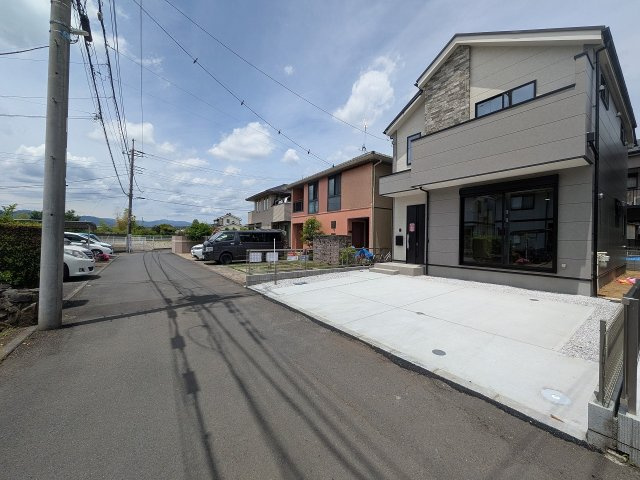八王子市　楢原町　新築一戸建て　３期の前面道路含む現地写真|～南4ｍ道路に面しています～