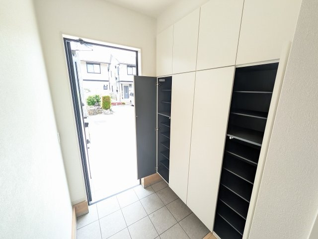 八王子市　楢原町　新築一戸建て　３期の玄関|～大容量収納可能なトールタイプのシューズボックス～