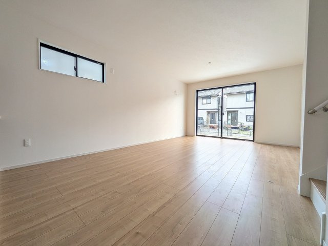 八王子市　楢原町　新築一戸建て　３期の居間・リビング|～18.6帖の明るいLDKで家族団欒の時間をお過ごしいただけます～
