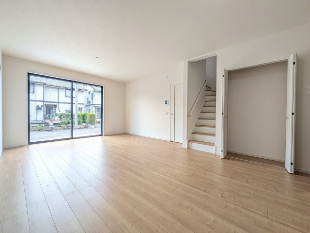 八王子市　楢原町　新築一戸建て　３期の居間・リビング|～18.6帖の明るいLDKで家族団欒の時間をお過ごしいただけます～