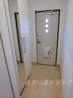 広島市安佐北区深川１丁目のアパートの玄関|ミラー付き大型シューズボックス