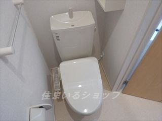 広島市安佐北区深川１丁目のアパートのトイレ|シャワートイレ・収納棚あり