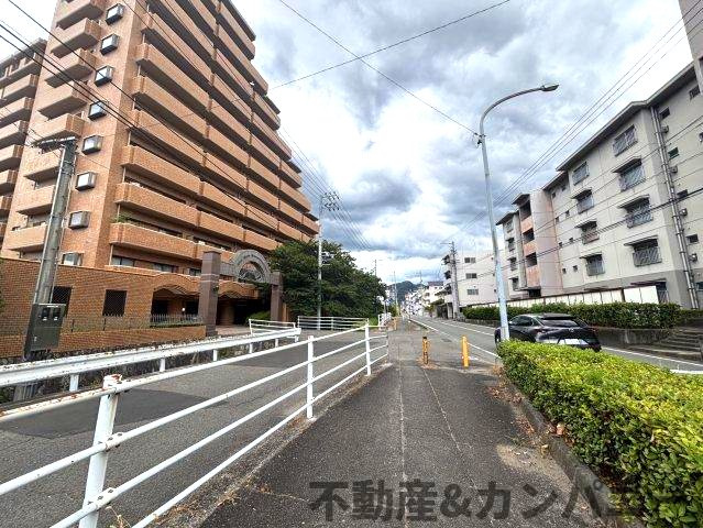 ライオンズガーデン松山紅葉町の周辺|前面を含む道路です