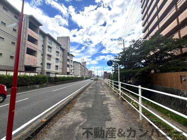 ライオンズガーデン松山紅葉町の周辺|前面を含む道路です