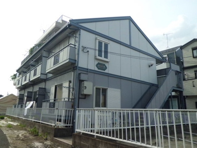 【外観】 | 日の出ビーチ | 日の出ビーチ　軽量鉄骨造２階建　ブルーのラインがさわやかな南向きの物件です