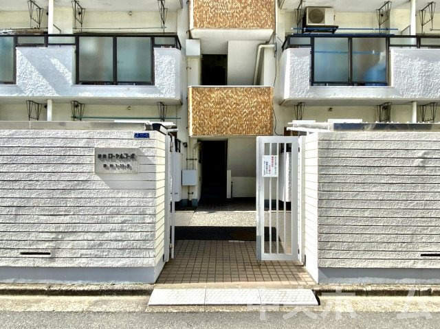 清澄ローヤルコーポのエントランス|【エントランス】マンションのエントランスは、その物件の印象を決める、顔とも言える場所です。毎日通る場所ですからきれいなのが一番です。エントランス内はオートロックですので暮らしの安全も確保されています。