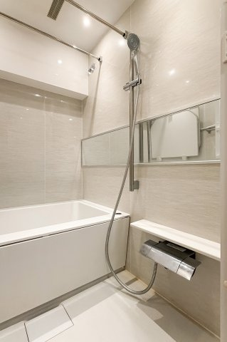 清澄ローヤルコーポの浴室|【バスルーム】暖房換気乾燥機付きシステムバスルーム。暖房・冷風・換気・乾燥など、毎日を快適に過ごせるうれしい機能が揃っています。雨の日の洗濯物も安心です。