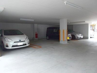 アヴェニュー東松ヶ丘の駐車場|車をお持ちの方に嬉しい駐車場付きの物件です