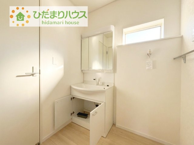 【独立洗面台】 | 取手市宮和田第9　新築戸建　1号棟 | 三面鏡の大きな鏡は憧れます(^^♪
鏡の後ろは収納となっていて、細かいものでも収納できるのでスッキリと整理できます！