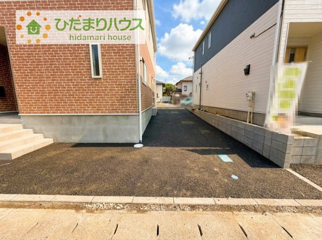 【駐車場】 | 取手市宮和田第9　新築戸建　1号棟 | ゆったりとしたカースペースで、ファミリーカーや軽自動車もラクラク駐車出来ますね♪