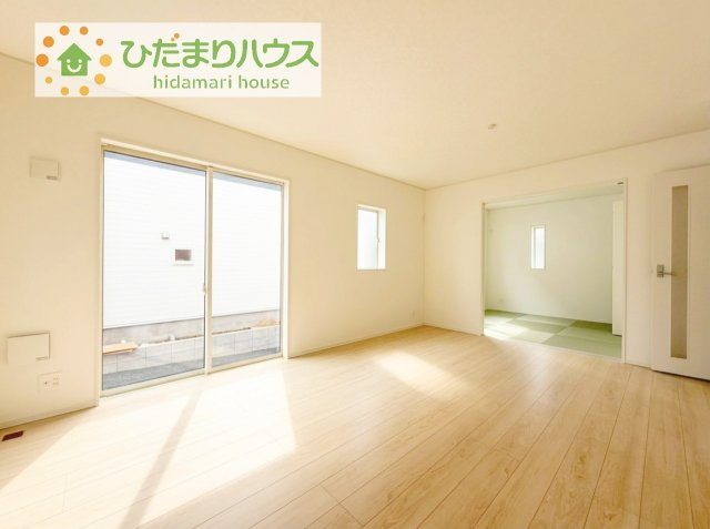 【居間・リビング】 | 取手市宮和田第9　新築戸建　1号棟 | リビングの大きな窓からは、暖かな日の光が降り注ぎます・・・