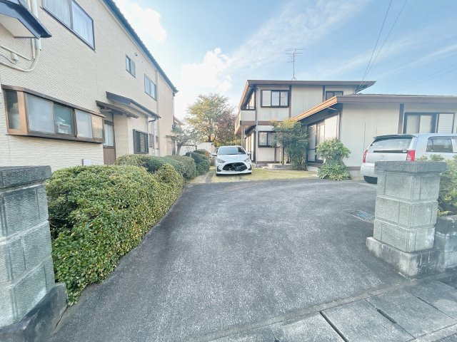 いわき市平赤井字比良3丁目 中古住宅 3LDK 陽当たり良好！ 不動産プラスの駐車場|駐車場です。3台駐車可能です。友達が遊びに来ても敷地内に車を停めておく事ができるので安心です。