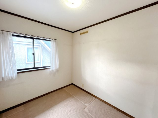 いわき市平赤井字比良3丁目 中古住宅 3LDK 陽当たり良好！ 不動産プラスの洋室|2階WICです。フローリング重ね張り、天井・壁クロス張替え、建具交換、スイッチ・コンセント交換、照明器具交換を行います。洋服類はもちろんのこと季節の家電製品も収納でき便利です。