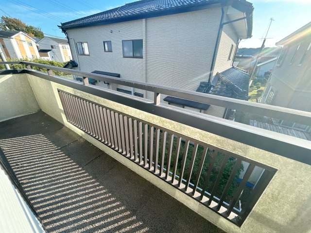 いわき市平赤井字比良3丁目 中古住宅 3LDK 陽当たり良好！ 不動産プラスのバルコニー|ベランダです。ハウスクリーニングを行います。お天気のいい日は布団干し日和。フカフカの布団で眠れる夜は心身ともにリラックスできそうですね。