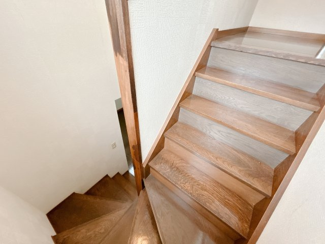 いわき市平赤井字比良3丁目 中古住宅 3LDK 陽当たり良好！ 不動産プラスのその他|階段です。段幅が少し広くゆとりがあるので荷物の上げ下ろしがスムーズにできますね。