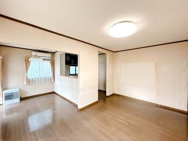 いわき市平赤井字比良3丁目 中古住宅 3LDK 陽当たり良好！ 不動産プラスの居間・リビング|リビングです。ハウスクリーニングを行います。お気に入りの家具も自由自在に配置できるゆとりの空間。新生活を機に家具も新調されてみてはいかがですか。