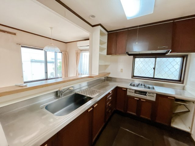 いわき市平赤井字比良3丁目 中古住宅 3LDK 陽当たり良好！ 不動産プラスのキッチン|キッチンです。永大産業製の新品に交換します。調理スペースもゆったりの幅広システムキッチンならお子様と一緒にお料理を楽しむこともできます。