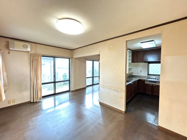いわき市平赤井字比良3丁目 中古住宅 3LDK 陽当たり良好！ 不動産プラスの居間・リビング|リビング別角度です。建具交換、フローリング重ね張り・張替え、天井・壁クロス張替え、スイッチ・コンセント交換、照明交換、火災警報器設置を行います。南側の大きな窓からはお日さまからの光がたっぷり入ります。