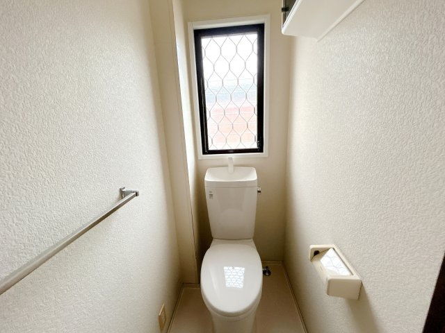 いわき市平赤井字比良3丁目 中古住宅 3LDK 陽当たり良好！ 不動産プラスのトイレ|トイレです。1F/2FのトイレはLIXIL製の温水洗浄便座に新品交換します。後方には小窓がありますのでそこを開ければトイレ内の換気もでき同時に柔らかな陽射しも確保できます。