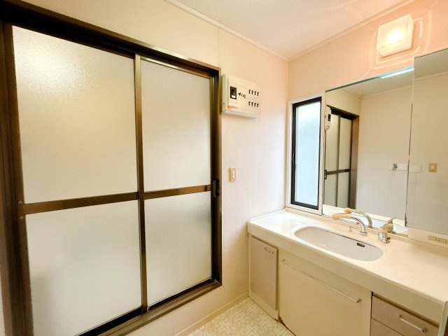 いわき市平赤井字比良3丁目 中古住宅 3LDK 陽当たり良好！ 不動産プラスの独立洗面台|洗面所です。洗面台はパナソニック製に新品交換します。小窓からはやさしい光と心地よい風を確保。暗くなりがちな洗面脱衣室を明るく気持ちのいい空間にしてくれています。