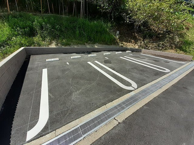 セレーノ東生駒Ｃの駐車場|カースペースがあります