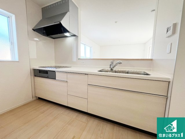 姫路市四郷町山脇　第19期　新築一戸建てのキッチン|リビングと統一感があり、使い勝手のいいキッチン。広々としているので、二人並んで作業が出来ちゃいます。お子様と一緒に色々なお料理に挑戦できるスペースがあります。