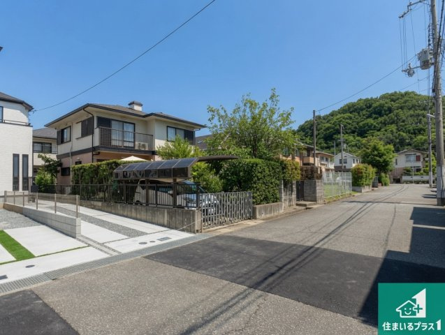 神戸市西区春日台　新築一戸建ての前面道路含む現地写真|周辺は閑静な住宅街！前面道路広々で車の出し入れも便利です。駐車が苦手な方でも安心して車庫入れできます！