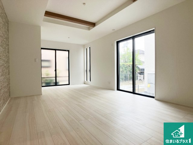 神戸市西区春日台　新築一戸建ての居間・リビング|日当たり良好の明るいリビングで朝の目覚めもスッキリできそう！対面キッチンでご家族のコミュニケーションも自然と増える設計！小さなお子様が遊ぶスペースを作っても広々とくつろげるLDK！