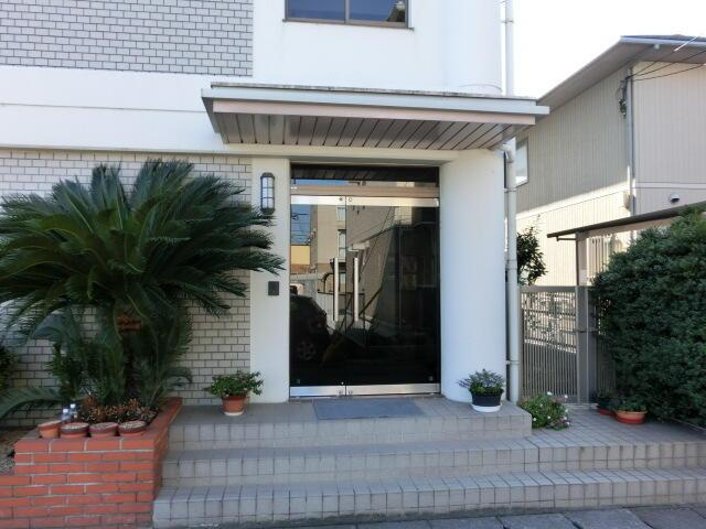 岡山市北区今２丁目の事務所のエントランス| 