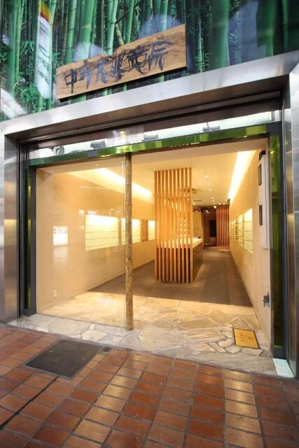 岡山市北区表町２丁目の店舗のエントランス|現況、１Ｆ入口（右）に木目の… 