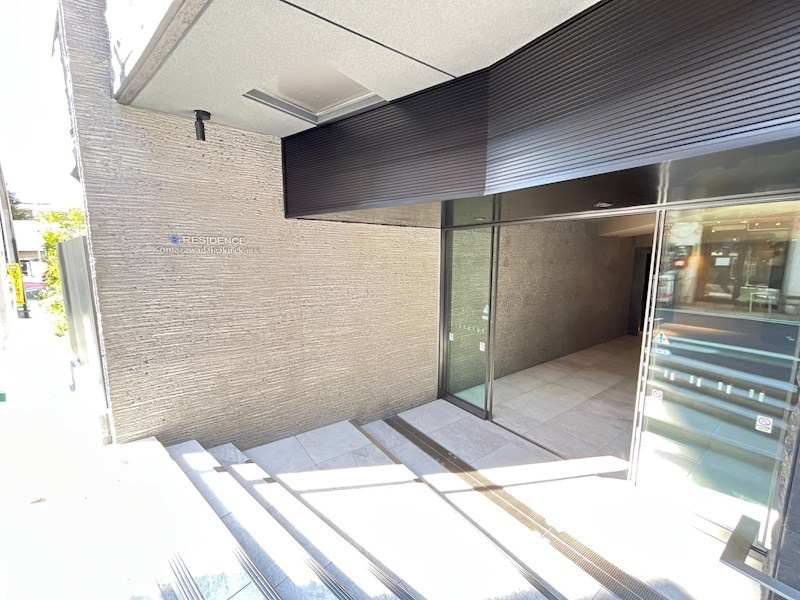 S-RESIDENCE駒沢大学駅前のエントランス