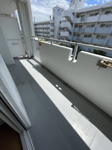 グリーンヒルズ鷹取2号棟のバルコニー