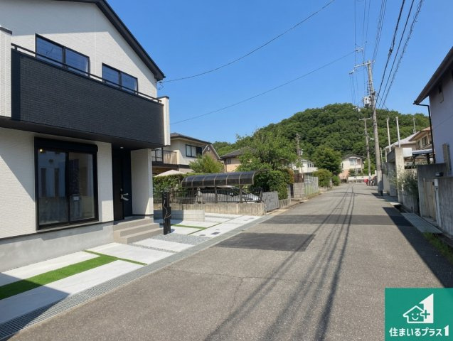 神戸市西区春日台　新築一戸建ての前面道路含む現地写真|周辺は閑静な住宅街！前面道路広々で車の出し入れも便利です。駐車が苦手な方でも安心して車庫入れできます！