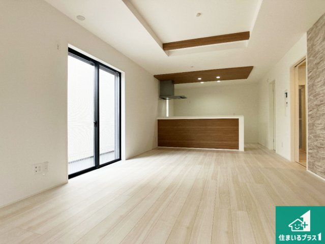 神戸市西区春日台　新築一戸建ての居間・リビング|子供を見守りながらお料理が出来るため家族のコミュニケーションか増えます♪スペースが広く確保されている為お子様が大きくなったときは一緒に料理を楽しめます♪