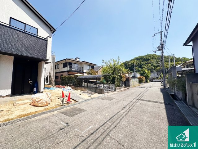 神戸市西区春日台　新築一戸建ての前面道路含む現地写真|周辺は落ち着いた街並みの住宅地！子育てがしやすい住環境です！まだ未完成ですが、現地でしかわからない事もございます。是非一度ご覧ください。