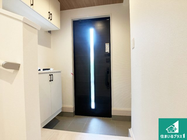 神戸市西区春日台　新築一戸建ての玄関|シューズボックスにはたくさんの靴が収納できるので玄関周りはいつもスッキリ！ご家族が増えても安心！