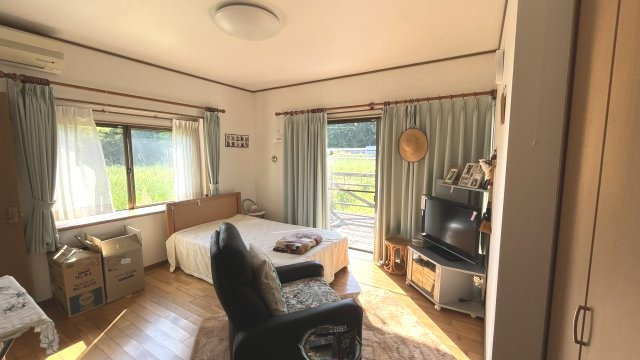 宮崎県串間市高松　海に近い一戸建て　別荘にいかがでしょうか？の洋室|こちらの8帖の洋室には専用のトイレがあります