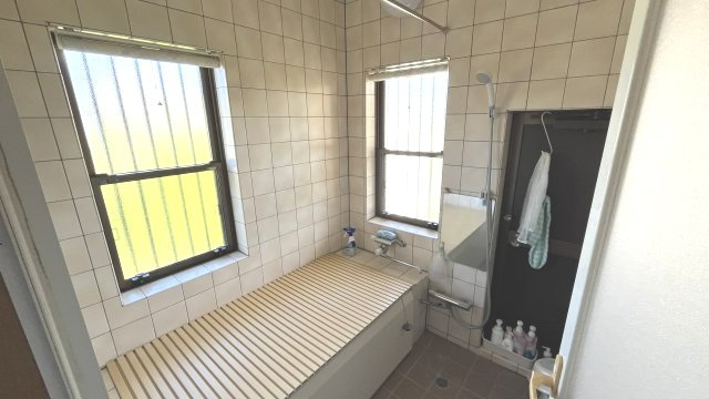 宮崎県串間市高松　海に近い一戸建て　別荘にいかがでしょうか？の浴室|お風呂場には勝手口にがあり、海からの帰りにはお風呂場から住宅に入ることが出来ます