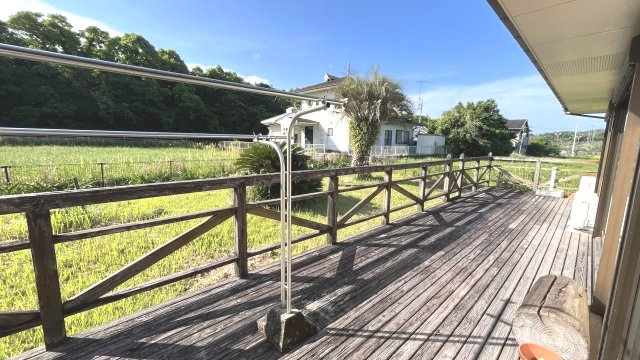 宮崎県串間市高松　海に近い一戸建て　別荘にいかがでしょうか？の展望|ウッドデッキからの眺め　奥に見える建物は駐在所です