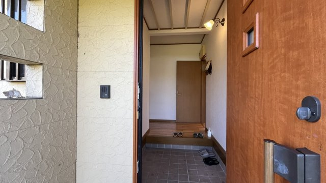 宮崎県串間市高松　海に近い一戸建て　別荘にいかがでしょうか？の玄関|天井は高く造られています