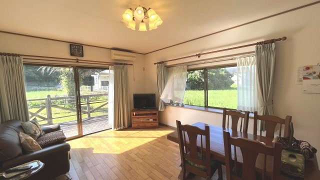 宮崎県串間市高松　海に近い一戸建て　別荘にいかがでしょうか？の居間・リビング|南東向きに建てられており、日差しを取り込み明るく感じます