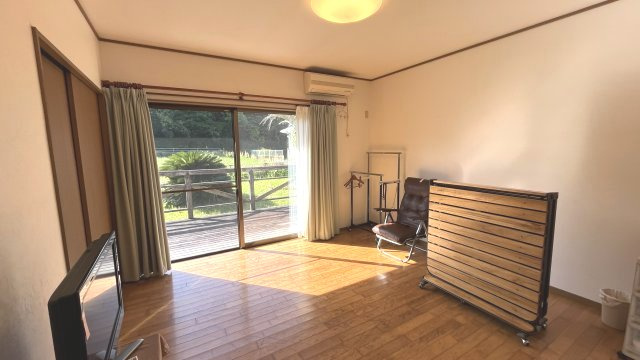 宮崎県串間市高松　海に近い一戸建て　別荘にいかがでしょうか？の洋室|8帖の洋室　外にはウッドデッキがあります