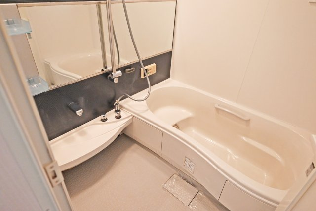 西宮市苦楽園四番町中古戸建｜3LDK＋駐車2台可の浴室|足を伸ばしてゆっくりと寛げるサイズの浴室で一日の疲れを癒した後はグッスリ眠れそうです。