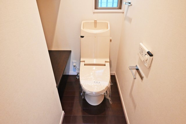 西宮市苦楽園四番町中古戸建｜3LDK＋駐車2台可のトイレ|一年を通して快適に利用できる温水洗浄便座付きトイレ。1階と2階に設置されています。