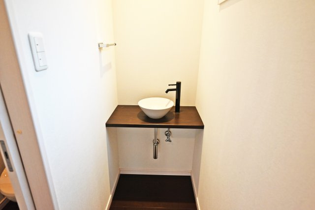 西宮市苦楽園四番町中古戸建｜3LDK＋駐車2台可の洗面所|2階トイレ横の洗面台です。1階だけでなく2階にも手洗いスペースがあるのは嬉しいですね。